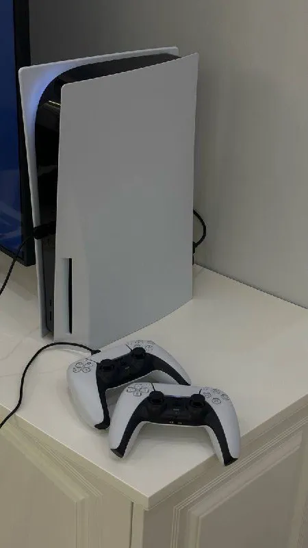 ✅продам playstation 5 с дисководом ! ✅2 джойстика !!! ✅+400 игр в комплекте (на фото не все)+ (онлай... - фотография