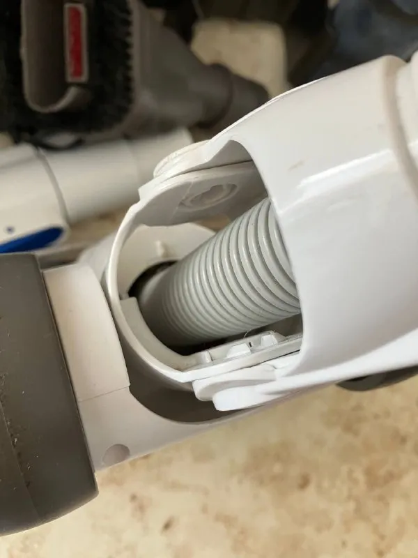 Описание: вертикальный беспроводной пылесос redkey p7 состояние пылесоса хорошее. полный комплект насадок. в обычном режиме батареи хватает на 20-25 минут. комплекту фильтров больше полугода, желательно заменить, на озоне 700 рублей. исправлена детская болезнь, заменена гофра на щетке, родная быстро трескалась. пишите по всем интересующим вопросам. цена: 3500 руб. 📲 tg: bohdan katerynchuk 📞🇷🇺звоните: +79496375322 барахолка днр - фотография - 2