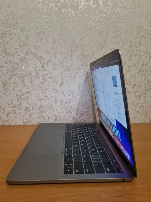 Описание: 🍏 macbook pro 13" 2019 | 8/256 гб touch bar в отличном состоянии! полная комплектация: ноутбук и зарядка. 📊 всего 528 циклов батареи — здоровье аккумулятора отличное, держит заряд 4-5 часов. дисплей retina в идеальном состоянии, клавиатура и тачпад работают безупречно. есть удобная панель touch bar. сканер отпечатков работает, клавиатура продута по корпусу незначительные следы использования, все углы целые процессор intel i5 8gb озу 256gb пзу, macos sequoia, эта модель будет актуальна еще многие годы мощный и надежный аппарат для работы и творчества. полностью проверен и готов к использованию. комплект зу и ноутбук бесплатная доставка по донецку и макеевке цена: 34000 руб. 📲 tg: влад 📞🇷🇺звоните: +79493791534 барахолка днр - фотография - 2