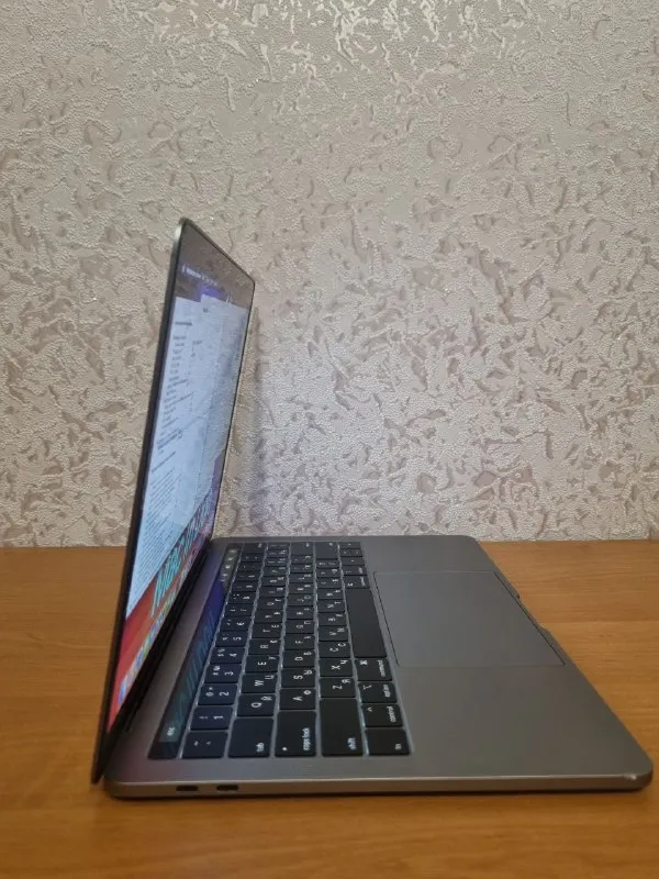 Описание: 🍏 macbook pro 13" 2019 | 8/256 гб touch bar в отличном состоянии! полная комплектация: ноутбук и зарядка. 📊 всего 528 циклов батареи — здоровье аккумулятора отличное, держит заряд 4-5 часов. дисплей retina в идеальном состоянии, клавиатура и тачпад работают безупречно. есть удобная панель touch bar. сканер отпечатков работает, клавиатура продута по корпусу незначительные следы использования, все углы целые процессор intel i5 8gb озу 256gb пзу, macos sequoia, эта модель будет актуальна еще многие годы мощный и надежный аппарат для работы и творчества. полностью проверен и готов к использованию. комплект зу и ноутбук бесплатная доставка по донецку и макеевке цена: 34000 руб. 📲 tg: влад 📞🇷🇺звоните: +79493791534 барахолка днр - фотография - 3