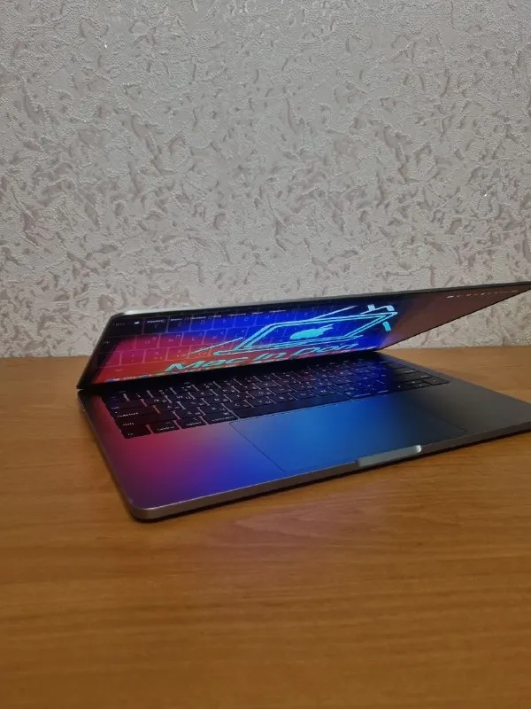 Описание: 🍏 macbook pro 13" 2019 | 8/256 гб touch bar в отличном состоянии! полная комплектация: ноутбук и зарядка. 📊 всего 528 циклов батареи — здоровье аккумулятора отличное, держит заряд 4-5 часов. дисплей retina в идеальном состоянии, клавиатура и тачпад работают безупречно. есть удобная панель touch bar. сканер отпечатков работает, клавиатура продута по корпусу незначительные следы использования, все углы целые процессор intel i5 8gb озу 256gb пзу, macos sequoia, эта модель будет актуальна еще многие годы мощный и надежный аппарат для работы и творчества. полностью проверен и готов к использованию. комплект зу и ноутбук бесплатная доставка по донецку и макеевке цена: 34000 руб. 📲 tg: влад 📞🇷🇺звоните: +79493791534 барахолка днр - фотография - 5