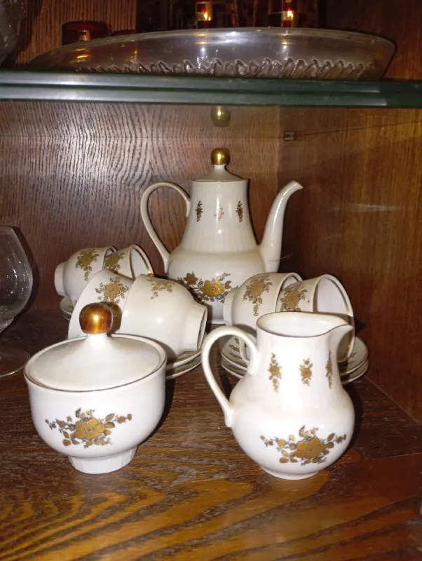 Описание: 1)кофейный сервиз фарфор на 6 персон. новый. производство гдр. коллекционная ценность. (2000 руб) 2)набор детской посуды "белоснежка и семь гномов". новый. производство гдр. коллекционная ценность. (1200 руб) купить можно по отдельности!!! донецк, привокзальный. цена: 3200 руб. 📲 tg: shurle 📞🇷🇺звоните: +79493389936 барахолка днр - фотография - 2