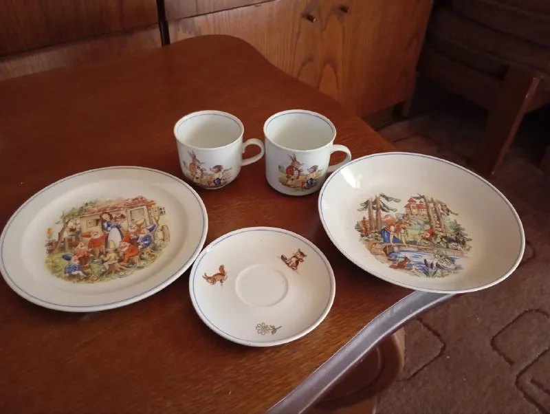 Описание: 1)кофейный сервиз фарфор на 6 персон. новый. производство гдр. коллекционная ценность. (2000 руб) 2)набор детской посуды "белоснежка и семь гномов". новый. производство гдр. коллекционная ценность. (1200 руб) купить можно по отдельности!!! донецк, привокзальный. цена: 3200 руб. 📲 tg: shurle 📞🇷🇺звоните: +79493389936 барахолка днр - фотография - 3