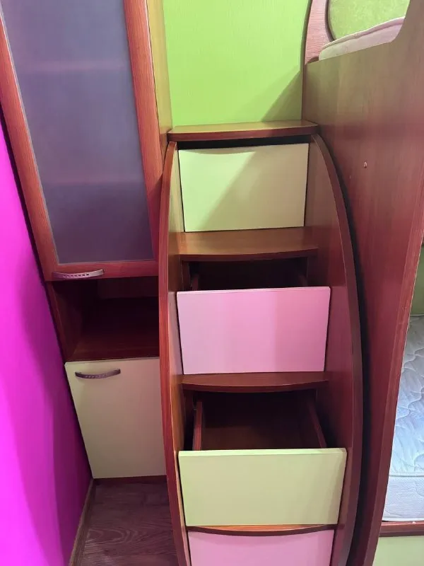 Описание: продам мебель для детской! все в отличном состоянии. кровать вместе со стелажем. матрасы о... - фотография