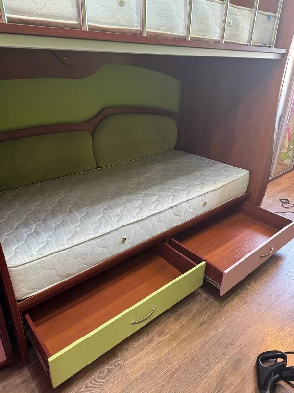 Описание: продам мебель для детской! все в отличном состоянии. кровать вместе со стелажем. матрасы ортопедические зима-лето. макеевка цена: 30000 руб. 📲 tg: елена :) 📞🇷🇺звоните: +79493032292 барахолка днр - фотография - 2