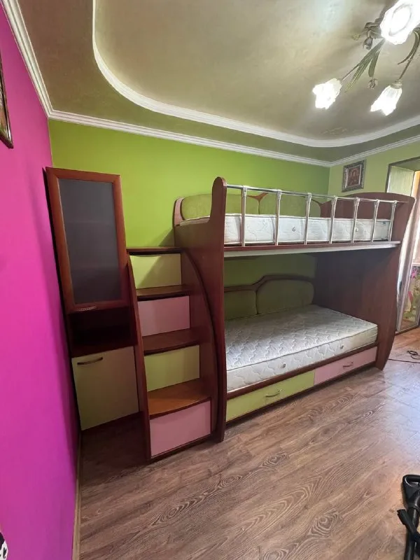 Описание: продам мебель для детской! все в отличном состоянии. кровать вместе со стелажем. матрасы ортопедические зима-лето. макеевка цена: 30000 руб. 📲 tg: елена :) 📞🇷🇺звоните: +79493032292 барахолка днр - фотография - 3