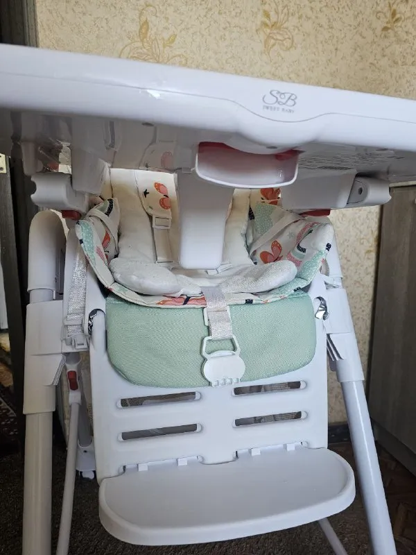 Описание: продам детский стул от фирмы "sweet baby" стул в хорошем состоянии. имеется 5-ти точечный ремень безопасности (фото 1-2). габариты стула в разобранном виде: в-104см, д-84,5см, ш-52,5см. стул можно сложить 2 удобными для вас способами (фото 3). есть возможность регулировать стул по высоте - 5 положений (фото 4). имеется 3 положения спинки, можно использовать с рождения (фото 5). столик съемный. можно придвигать и отодвигать от ребенка, 3 положения (фото 6). у столика 2 столешницы. верхняя съемная (фото 7). есть съемный разделитель ножек (фото 8). под столиком есть съемная корзина для игрушек (фото 9). на колесиках имеются "стопоры" для фиксация стула (фото 9). из минусов: с задней стороны на ножках собака погрызла штучки для скрытия шурупов, но на использование стульчика не влияет. также сломаны регулировщики положения подножки. подножка фиксируется, но спустя время спускается вниз. цена: 3500 руб. 📲 tg: мэрт копель 📞🇷🇺звоните: +7949-315-36-61 барахолка днр - фотография - 3