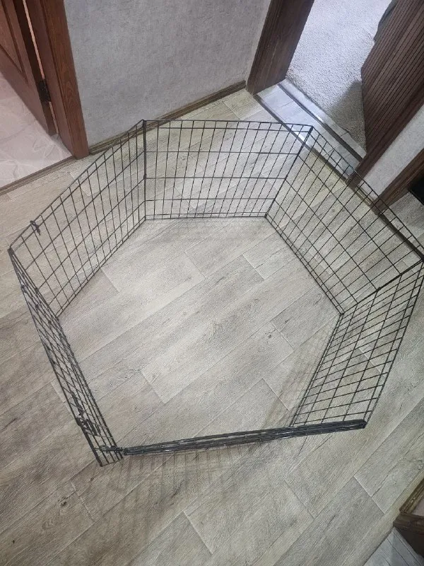 Описание: продам вольер для домашних животных: цвет чёрный, 8 секций(на фото 2 в сложенном состоянии), высота 61 см. состояние идеальное. собачка не продаётся))) цена: 2000 руб. 📲 tg: ксения 📞🇷🇺звоните: +79493626192 барахолка днр - фотография - 3