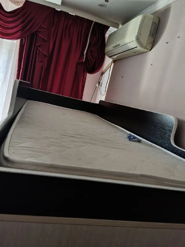 Описание: продам комплект для детской 3 в 1 ( стол+кровать+шкаф). размер спального места 85*200 см. матрац идёт в комплекте. дефектов нет. территориально находимся старобешевский район. самовывоз цена: 25000 руб. 📲 tg: евгения 📞🇷🇺звоните: +79493186439 барахолка днр - фотография - 3