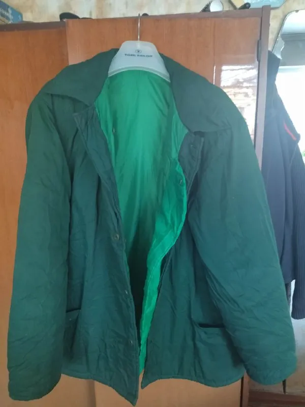 Разместить объявление описание: куртка рабочая. ватник. цвет зелёный. размер: длина 85 см, длина рукава 64 см, ширина плеч 58 см, ширина груди 62 см, ширина низ 65 см. бу. состояние хорошее. в наличии 2 шт. самовывоз донецк куйбышевский исполком цена: 500 руб. 📲 tg: генадій ясир 📞🇷🇺звоните: +30958440587 барахолка днр - фотография - 2