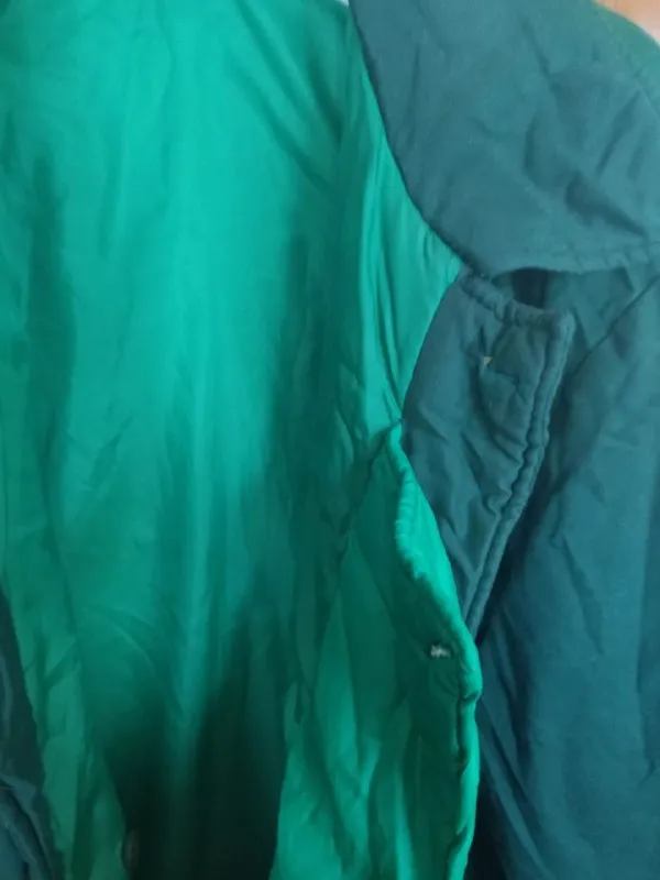 Разместить объявление описание: куртка рабочая. ватник. цвет зелёный. размер: длина 85 см, длина рукава 64 см, ширина плеч 58 см, ширина груди 62 см, ширина низ 65 см. бу. состояние хорошее. в наличии 2 шт. самовывоз донецк куйбышевский исполком цена: 500 руб. 📲 tg: генадій ясир 📞🇷🇺звоните: +30958440587 барахолка днр - фотография - 4