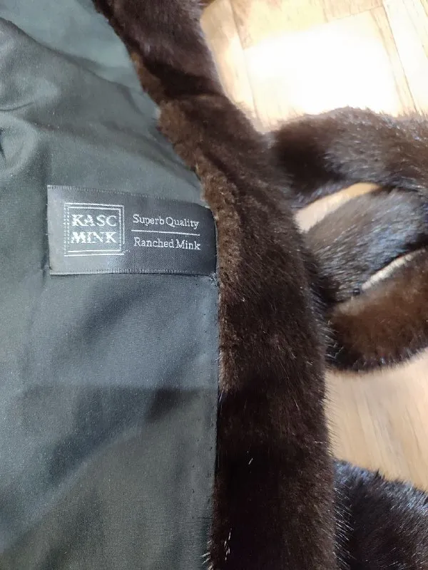 Описание: шуба норковая, большие шкурки. р.44-46, без потёртостей, петли все плотные. по бокам разрезы по 26см, длина от плеча 83 см, рукав 59 см. цена: 40000 руб. 📲 tg: юлия 📞🇷🇺звоните: +79493279702 барахолка днр - фотография - 3