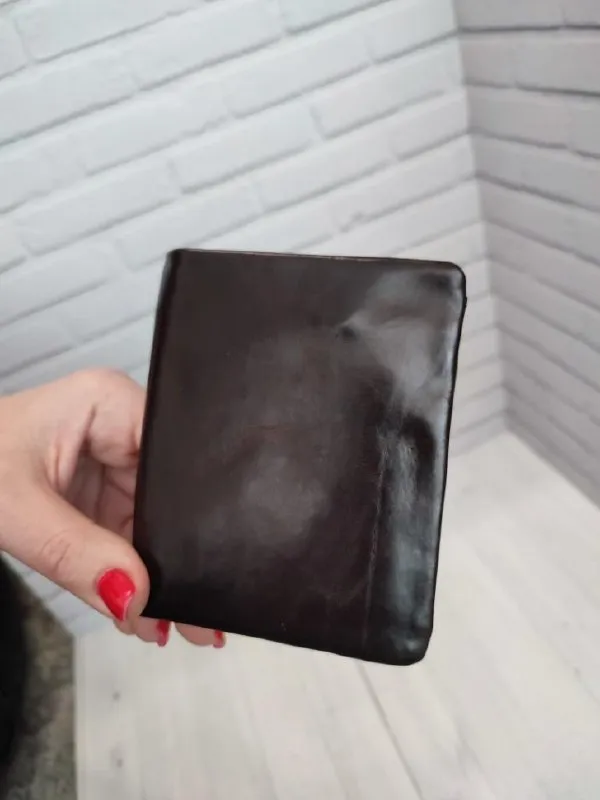 Описание: ⚡️продам новый кошелек из натуральной кожи ✅ отличное портмоне с множеством отделений, хорошее качество, необычная форма, красивый цвет. размер: 11,5 х 9,5 х 2,0 см. все вопросы по телефону. цена: 1950 руб. 📲 tg: александр клюев 📞🇷🇺звоните: +7 949 450 92 20 барахолка днр - фотография - 2