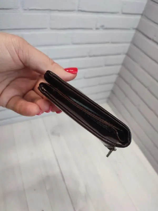 Описание: ⚡️продам новый кошелек из натуральной кожи ✅ отличное портмоне с множеством отделений, хорошее качество, необычная форма, красивый цвет. размер: 11,5 х 9,5 х 2,0 см. все вопросы по телефону. цена: 1950 руб. 📲 tg: александр клюев 📞🇷🇺звоните: +7 949 450 92 20 барахолка днр - фотография - 4
