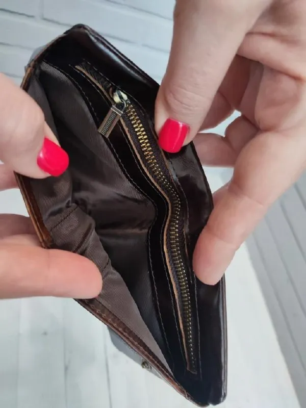 Описание: ⚡️продам новый кошелек из натуральной кожи ✅ отличное портмоне с множеством отделений, хорошее качество, необычная форма, красивый цвет. размер: 11,5 х 9,5 х 2,0 см. все вопросы по телефону. цена: 1950 руб. 📲 tg: александр клюев 📞🇷🇺звоните: +7 949 450 92 20 барахолка днр - фотография - 5