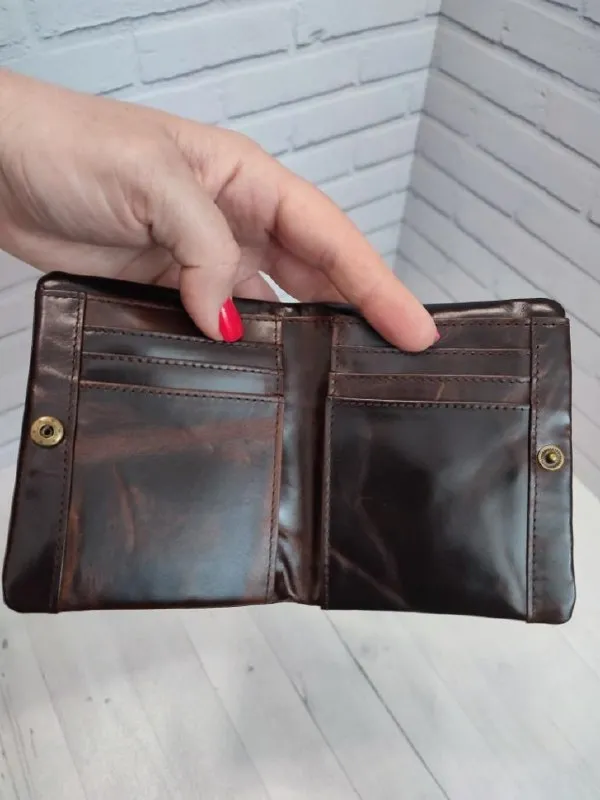 Описание: ⚡️продам новый кошелек из натуральной кожи ✅ отличное портмоне с множеством отделений, хорошее качество, необычная форма, красивый цвет. размер: 11,5 х 9,5 х 2,0 см. все вопросы по телефону. цена: 1950 руб. 📲 tg: александр клюев 📞🇷🇺звоните: +7 949 450 92 20 барахолка днр - фотография - 7