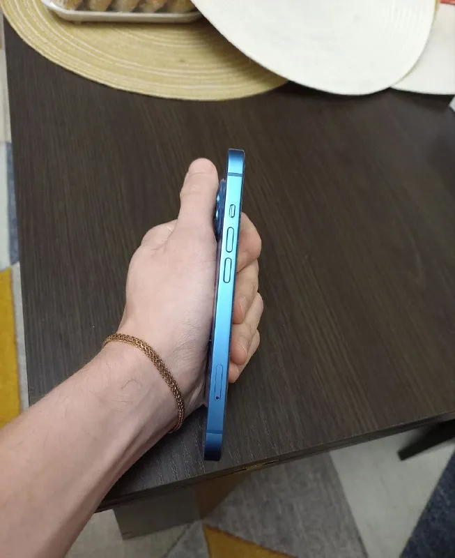 Описание: iphone 13 128gb blue состояние : около-идеальное акб: 97% комплект: 3 чехла, провод цена:... - фотография