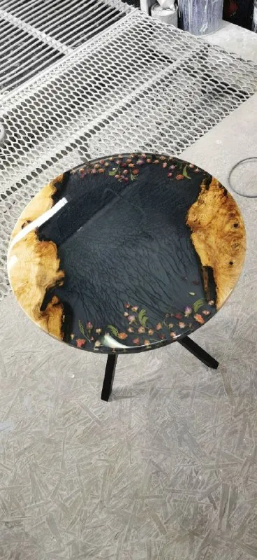 Описание: 🌸 эксклюзивный кофейный столик ручной работы 🌸 хотите добавить нотку уникальности и стиля в интерьер вашего дома? представляем вашему вниманию эксклюзивный кофейный столик, созданный вручную с любовью и вниманием к деталям! ✨ материалы: - натуральное дерево высшего качества - прозрачная эпоксидная смола с эффектом глубокого сияния - настоящие засушенные цветы внутри эпоксидной заливки 🏃 цена: стоимость изделия всего 50.000 рублей, возможен торг! 📍 местоположение: макеевка, район капитальной. самовывоз цена: 50000 руб. 📲 tg: ника важкова 📞🇷🇺звоните: +79493744563 барахолка днр - фотография - 2