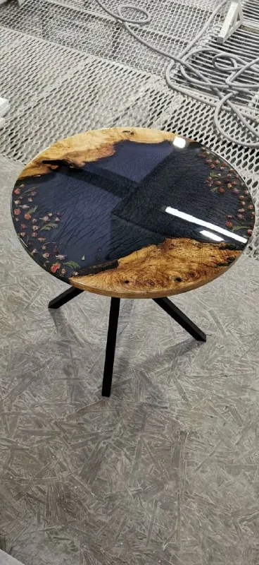 Описание: 🌸 эксклюзивный кофейный столик ручной работы 🌸 хотите добавить нотку уникальности и стиля в интерьер вашего дома? представляем вашему вниманию эксклюзивный кофейный столик, созданный вручную с любовью и вниманием к деталям! ✨ материалы: - натуральное дерево высшего качества - прозрачная эпоксидная смола с эффектом глубокого сияния - настоящие засушенные цветы внутри эпоксидной заливки 🏃 цена: стоимость изделия всего 50.000 рублей, возможен торг! 📍 местоположение: макеевка, район капитальной. самовывоз цена: 50000 руб. 📲 tg: ника важкова 📞🇷🇺звоните: +79493744563 барахолка днр - фотография - 3