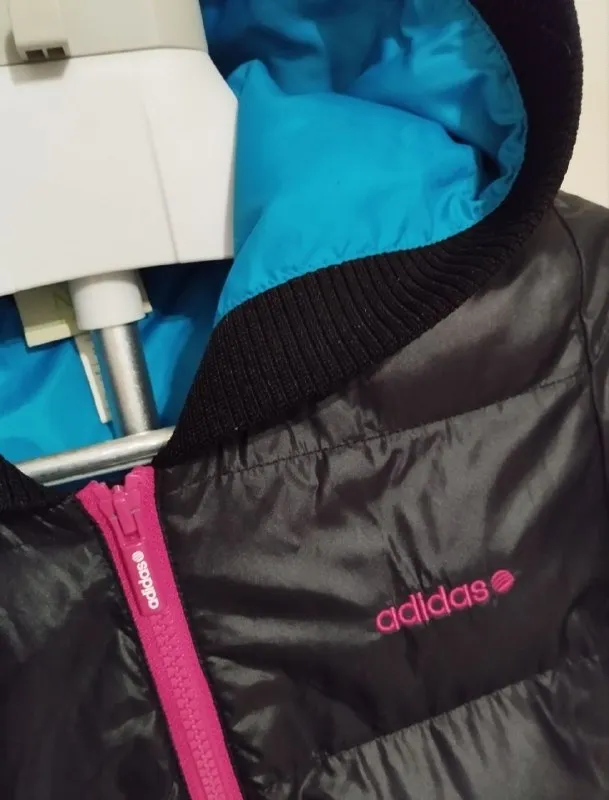 Описание: куртка женская демисезонная. adidas. размер s. грудь до 90см. длина 57см. капюшон не отстёгивается. фурнитура цвета фуксии. подкладка бирюзовая. состояние идеальное! цена: 750 руб. 📲 tg: vahid-vlada 📞🇷🇺звоните: +7949-337-88-11 барахолка днр - фотография - 2