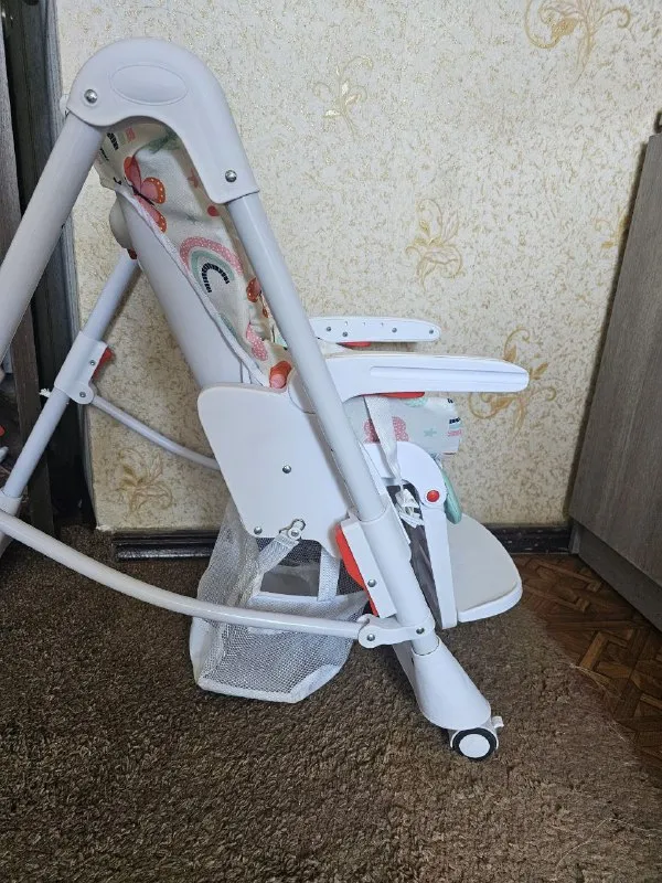 Описание: продам детский стул от фирмы "sweet baby" стул в хорошем состоянии. имеется 5-ти точечный ремень безопасности. габариты стула в разобранном виде: в-104см, д-84,5см, ш-52,5см. стул можно сложить 2 удобными для вас способами. есть возможность регулировать стул по высоте - 5 положений. имеется 3 положения спинки, можно использовать с рождения. столик съемный. можно придвигать и отодвигать от ребенка, 3 положения. у столика 2 столешницы. верхняя съемная. есть съемный разделитель ножек. под столиком есть съемная корзина для игрушек. на колесиках имеются "стопоры" для фиксация стула. из минусов: с задней стороны на ножках собака погрызла штучки для скрытия шурупов, но на использование стульчика не влияет. также сломаны регулировщики положения подножки. подножка фиксируется, но спустя время спускается вниз. цена: 3500 руб. 📲 tg: мэрт копель 📞🇷🇺звоните: +7949-315-36-61 барахолка днр - фотография - 4