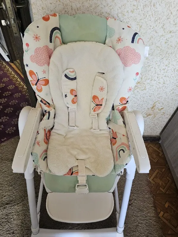 Описание: продам детский стул от фирмы "sweet baby" стул в хорошем состоянии. имеется 5-ти точечный ремень безопасности. габариты стула в разобранном виде: в-104см, д-84,5см, ш-52,5см. стул можно сложить 2 удобными для вас способами. есть возможность регулировать стул по высоте - 5 положений. имеется 3 положения спинки, можно использовать с рождения. столик съемный. можно придвигать и отодвигать от ребенка, 3 положения. у столика 2 столешницы. верхняя съемная. есть съемный разделитель ножек. под столиком есть съемная корзина для игрушек. на колесиках имеются "стопоры" для фиксация стула. из минусов: с задней стороны на ножках собака погрызла штучки для скрытия шурупов, но на использование стульчика не влияет. также сломаны регулировщики положения подножки. подножка фиксируется, но спустя время спускается вниз. цена: 3500 руб. 📲 tg: мэрт копель 📞🇷🇺звоните: +7949-315-36-61 барахолка днр - фотография - 7