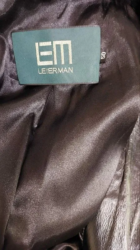 Описание: продам: шуба мутоновая со вставками из каракуля, воротник норка, отделка по контуру и карм... - фотография