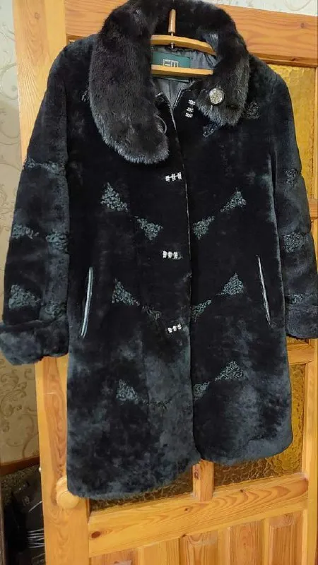 Описание: продам: шуба мутоновая со вставками из каракуля, воротник норка, отделка по контуру и карманов сделана из натуральной кожи. размер 50. длина 91, объем под руками (ширина) 59, рукав 65, можно подвернуть. шуба практически новая, одета была раз 10. цена: 12000 руб. 📲 tg: ольга 📞🇷🇺звоните: +79493407276 барахолка днр - фотография - 2