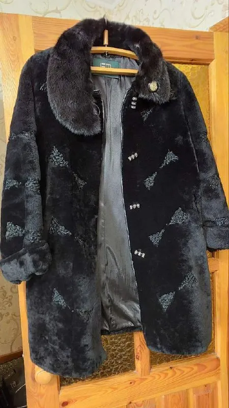 Описание: продам: шуба мутоновая со вставками из каракуля, воротник норка, отделка по контуру и карманов сделана из натуральной кожи. размер 50. длина 91, объем под руками (ширина) 59, рукав 65, можно подвернуть. шуба практически новая, одета была раз 10. цена: 12000 руб. 📲 tg: ольга 📞🇷🇺звоните: +79493407276 барахолка днр - фотография - 3