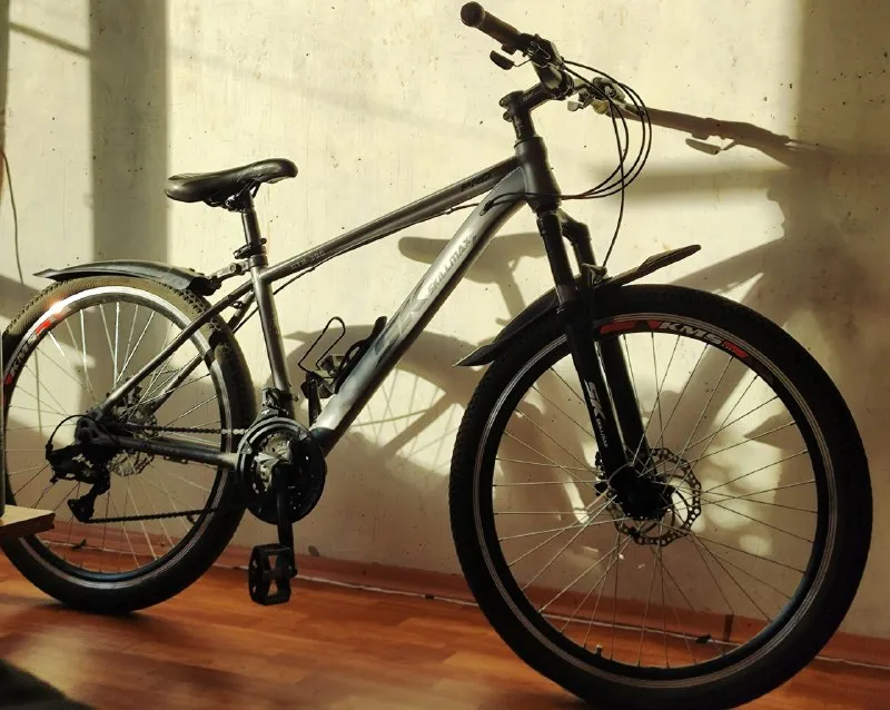 Описание: продам велосипед, диаметр колеса — 26. был куплен 24 года летом, в этом году пару раз выез... - фотография