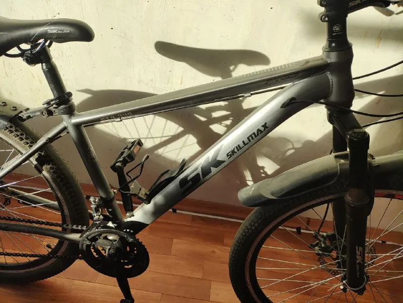 Описание: продам велосипед, диаметр колеса — 26. был куплен 24 года летом, в этом году пару раз выезжал, все работает хорошо! торг - имеется!!! звоните/пишите +79494947261! цена: 18000 руб. 📲 tg: marat ismailov 📞🇷🇺звоните: +79494947261 барахолка днр - фотография - 2