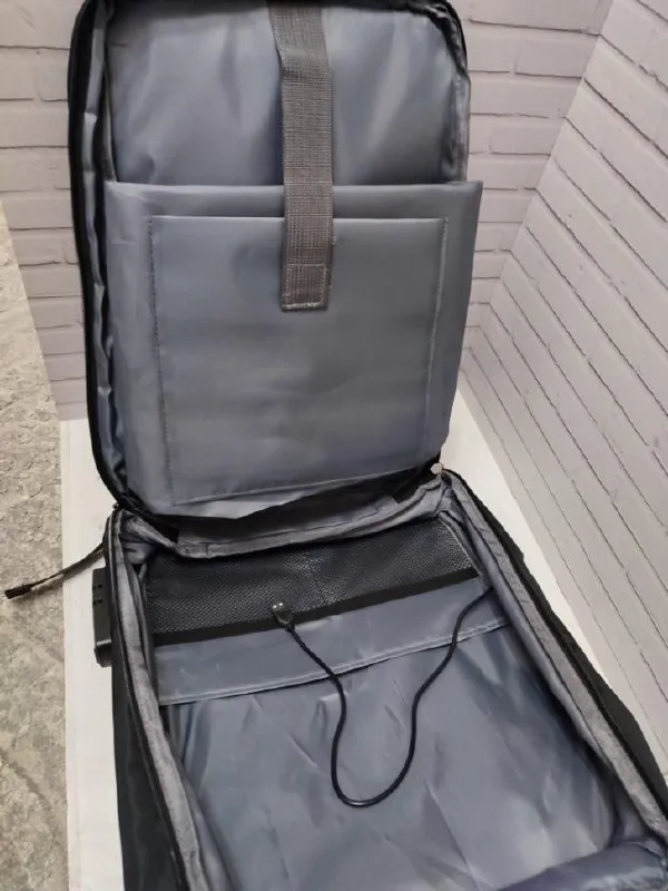 Описание: 💥продам новый рюкзак ✨большой эргономичный городской рюкзак с массой различных отделений и приспособлений. имеет множество отделений, в том числе отделение под ноутбук с мягкой защитой от случайных ударов. рюкзак водостойкий, вместительный, имеет usb разъем и кодовый замочек для защиты от кражи. размер: 44 х 30 х 17 см. цвет: черный. все вопросы по телефону. цена: 2395 руб. 📲 tg: александр клюев 📞🇷🇺звоните: +7 949 450 92 20 барахолка днр - фотография - 5