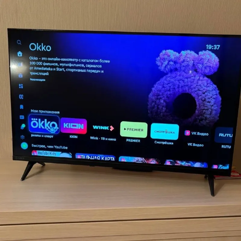 Умный телевизор sber full hd 32″, чёрный. цена 13.200₽ 🚘доставим донецк, макеевка в день заказа 💰оплата при получении 🧾гарантия. чек 🥰☺️🤩😘😉🤓👍 +79494147553💬 🤓📌установка приложений 8 гб постоянной памяти достаточно для установки любых необходимых сервисов и приложений из нашего каталога или из интернета в формате apk. 100+ бесплатных телеканалов, доступ к популярным онлайн-кинотеатрам, видеосервисам и играм. смотрите ток-шоу, фильмы и сериалы, музыкальные и спортивные каналы, мультфильмы, детские передачи в хорошем качестве там, где удобно. 🛜двухдиапазонный wi-fi телевизор поддерживает два диапазона частот wi-fi – 2,4 ггц и 5 ггц – и может устанавливать более стабильное соединение с интернетом. 🎙️голосовое управление управлять телевизором поможет виртуальный ассистент салют: найдёт фильм, поставит на паузу, добавит громкости. если у вас есть умная колонка sber, просто объедините устройства и не понадобится и пульт! 📱простое подключение к смартфону соединяйте телевизор и свой смартфон на ios или android внутри одной сети и смотрите на большом экране фото с семейных праздников и поездок, контент для учёбы или работы, презентации и многое другое. умный телевизор sber – высокие технологии для вашей повседневной жизни - фотография - 3