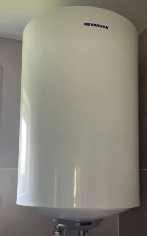 Накопительный электрический водонагреватель edisson er 80 v цена 8800₽ новый 🚘доставим донецк, макеевка в день заказа 💰оплата при получении 🧾гарантия. чек 🥰☺️🤩😘😉🤓👍 +79494147553💬 ✅основные характеристики: тип водонагревателя: накопительный способ нагрева: электрический объем бака: 80 л ➖потребляемая мощность: 1.5 квт (220 в) ➖максимальная температура нагрева воды: +75 °с ➖количество точек водоразбора: несколько точек (напорный) ➖давление на входе: от 0.50 до 6 атм. режимы и функции: управление водонагревателем: механическое индикация: включения ограничение температуры нагрева: есть системы защиты: защитный анод: магниевый количество анодов: 1 📌характеристики накопительных водонагревателей: внутреннее покрытие бака: стеклокерамика характеристика нагревательных элементов и теплообменников: электрический нагревательный элемент: тэн количество тэнов: 1 шт. мощность тэнов: 1.5 квт монтаж и комплектация: установка: вертикальная, нижняя подводка, настенный способ крепления вес: 22,4 кг габариты, мм: 798х455х445 - фотография - 2