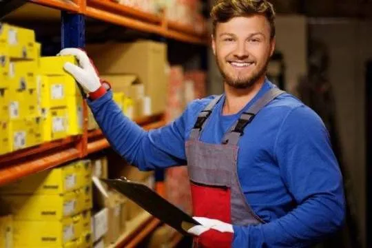 Крупная компания по продаже автозапчастей в макеевке ищет кладовщика! что мы предлагаем: зарплата от... - фотография - 1