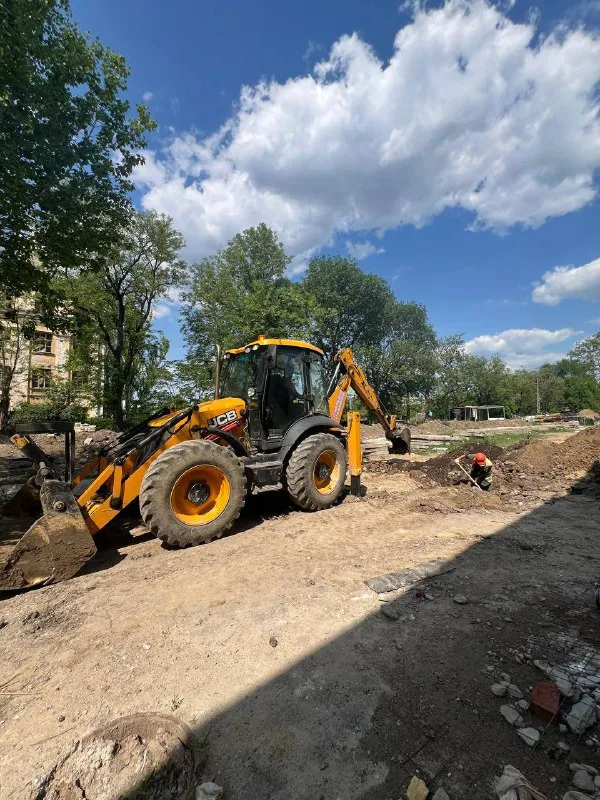 🔹на постоянную работу требуется оператор экскаватора погрузчика. 🔹высокая зарплата мариуполь (центр) обращаться по номеру +7 (949) 725-07-59 сергей - фотография - 2