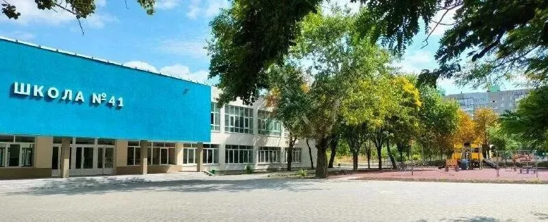 ❗️в среднюю школу № 41 на постоянную работу требуются: ✅ учитель физики. ✅ уборщица служебных помеще... - фотография
