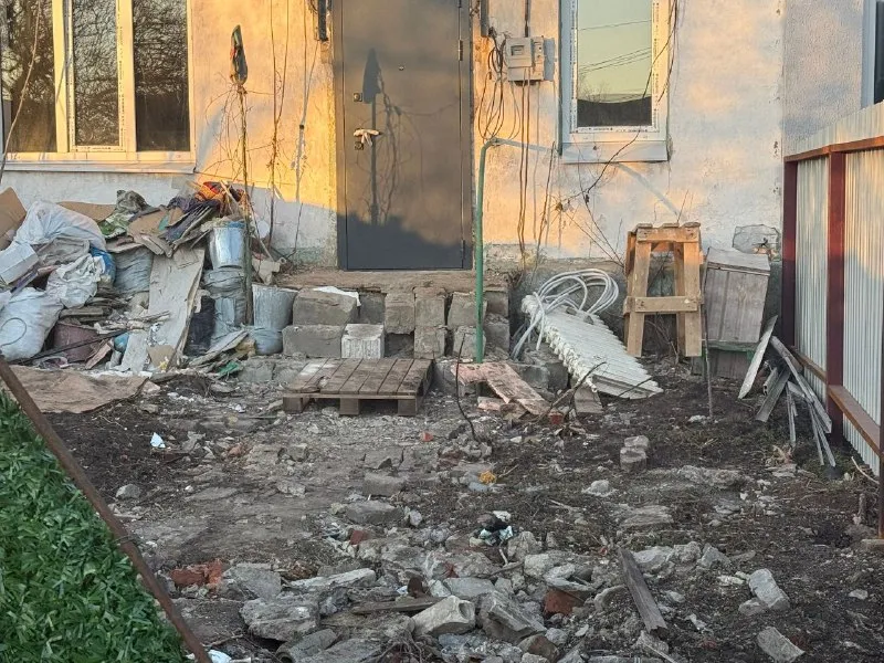 Требуется облагородить при домовой участок, основные задачи: облагородить входную группу ступеньки, сделать дорожку, забор, утеплить фасад, установить калитку. тел : +79493332325 - фотография - 2