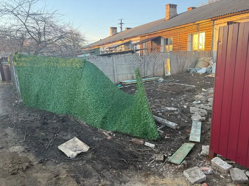 Требуется облагородить при домовой участок, основные задачи: облагородить входную группу ступеньки, сделать дорожку, забор, утеплить фасад, установить калитку. тел : +79493332325 - фотография - 3