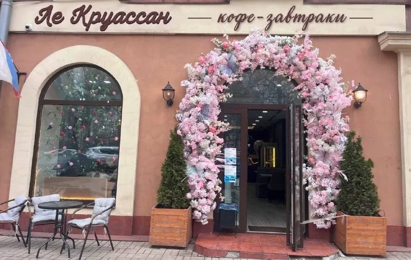 Требуется повар универсал в кофейню "ле круассан" где работать: донецк, улица постышева, 129 от 5 000 ₽ за смену на руки опыт 1–3 года полная занятость на месте работодателя график: 4/4 или 3/3 (будние дни с 8:00-21:00, пт, сб, вс с 8:00-22:00 ) оформление трудовой договор описание любишь готовить завтраки, и создавать шедевры - тогда тебе к нам! что требуется от повара: приготовление заготовок, написание закупок, инвентаризация, приготовление блюд и круассанов. контроль маркировок, сроков годности. от нас : официальное оформление, помощь от нас в оформлении мед. книжки, питание и развоз персонала, карьерный рост, оплачиваемая адаптация, работа в самом центре города площадь ленина. ключевые навыки общественное питание контроль сроков годности контроль качества приготовление блюд по технологическим картам контроль за качеством блюд соблюдение санитарно-гигиенических норм в местах общественного питания приготовление блюд европейской кухни +79491618916 александра +79493223985 лина управляющая кофейни. - фотография - 1