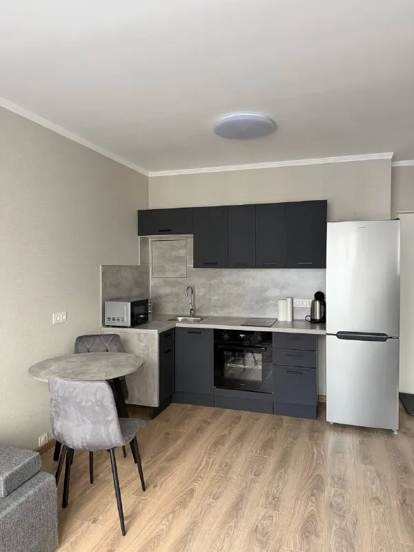 1-комн квартира, 31.9 м² м домодедовская • 15 мин на транспорте • 10 этаж из 17 • видное, кв-л центральный 9, на карте 45 000 ₽/мес, без комиссии большой гайд по аренде холодильник • стиральная машина • интернет • мебель • с животными • лифт • телевизор • кондиционер • посудомойка • с детьми • мусоропровод • консьерж собственник. Квартира сдается впервые, от собственников (семейная пара). Новый ремонт, техника, мебель. Готова к сдаче, можно заселяться. Сдаем на долгий срок, от года. Окна выходят на парковку. Залог 45000 рублей (можно разделить на 2 месяца). Ком. Услуги - оплата по счетчикам соседняя дверь от подъезда - вб; рядом кофейни, магазины. Работают все доставки katya, написать уровень доверия средний 🆗 выложить квартиру бесплатно - фотография - 2