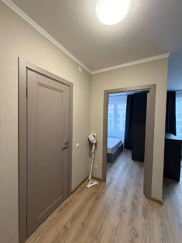 1-комн квартира, 31.9 м² м домодедовская • 15 мин на транспорте • 10 этаж из 17 • видное, кв-л центральный 9, на карте 45 000 ₽/мес, без комиссии большой гайд по аренде холодильник • стиральная машина • интернет • мебель • с животными • лифт • телевизор • кондиционер • посудомойка • с детьми • мусоропровод • консьерж собственник. Квартира сдается впервые, от собственников (семейная пара). Новый ремонт, техника, мебель. Готова к сдаче, можно заселяться. Сдаем на долгий срок, от года. Окна выходят на парковку. Залог 45000 рублей (можно разделить на 2 месяца). Ком. Услуги - оплата по счетчикам соседняя дверь от подъезда - вб; рядом кофейни, магазины. Работают все доставки katya, написать уровень доверия средний 🆗 выложить квартиру бесплатно - фотография - 4