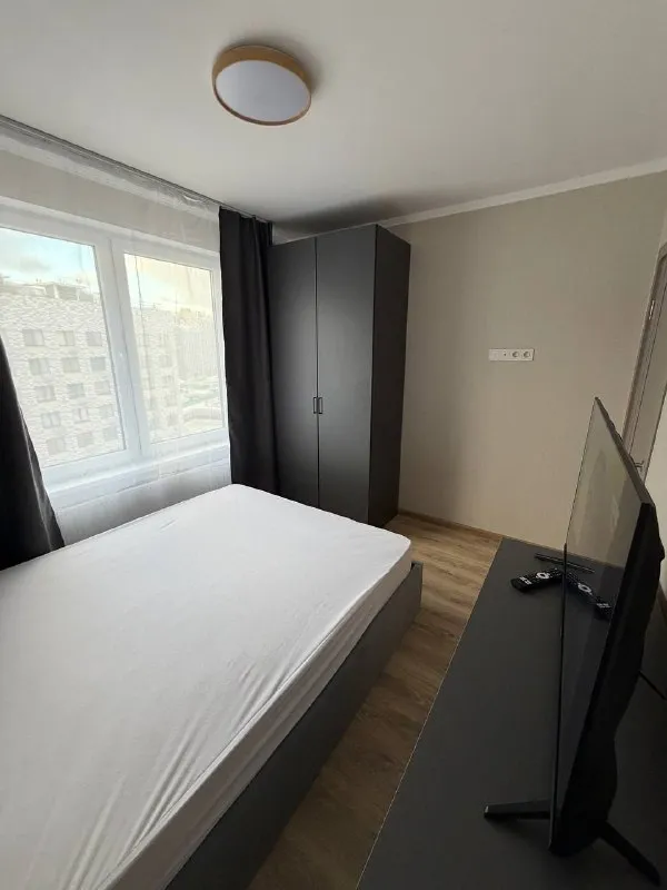 1-комн квартира, 31.9 м² м домодедовская • 15 мин на транспорте • 10 этаж из 17 • видное, кв-л центральный 9, на карте 45 000 ₽/мес, без комиссии большой гайд по аренде холодильник • стиральная машина • интернет • мебель • с животными • лифт • телевизор • кондиционер • посудомойка • с детьми • мусоропровод • консьерж собственник. Квартира сдается впервые, от собственников (семейная пара). Новый ремонт, техника, мебель. Готова к сдаче, можно заселяться. Сдаем на долгий срок, от года. Окна выходят на парковку. Залог 45000 рублей (можно разделить на 2 месяца). Ком. Услуги - оплата по счетчикам соседняя дверь от подъезда - вб; рядом кофейни, магазины. Работают все доставки katya, написать уровень доверия средний 🆗 выложить квартиру бесплатно - фотография - 5