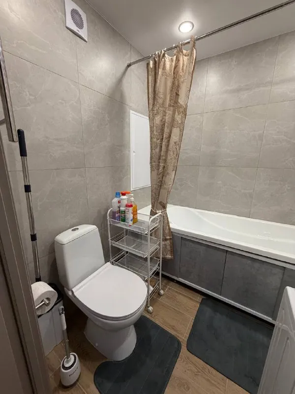 1-комн квартира, 31.9 м² м домодедовская • 15 мин на транспорте • 10 этаж из 17 • видное, кв-л центральный 9, на карте 45 000 ₽/мес, без комиссии большой гайд по аренде холодильник • стиральная машина • интернет • мебель • с животными • лифт • телевизор • кондиционер • посудомойка • с детьми • мусоропровод • консьерж собственник. Квартира сдается впервые, от собственников (семейная пара). Новый ремонт, техника, мебель. Готова к сдаче, можно заселяться. Сдаем на долгий срок, от года. Окна выходят на парковку. Залог 45000 рублей (можно разделить на 2 месяца). Ком. Услуги - оплата по счетчикам соседняя дверь от подъезда - вб; рядом кофейни, магазины. Работают все доставки katya, написать уровень доверия средний 🆗 выложить квартиру бесплатно - фотография - 6