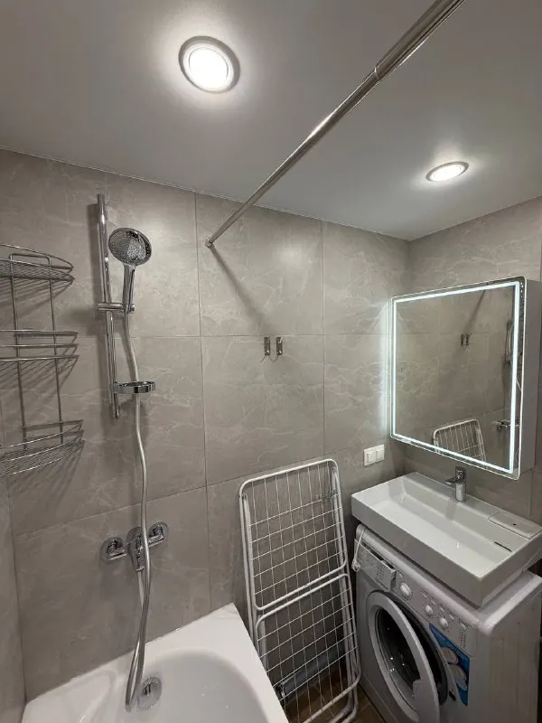 1-комн квартира, 31.9 м² м домодедовская • 15 мин на транспорте • 10 этаж из 17 • видное, кв-л центральный 9, на карте 45 000 ₽/мес, без комиссии большой гайд по аренде холодильник • стиральная машина • интернет • мебель • с животными • лифт • телевизор • кондиционер • посудомойка • с детьми • мусоропровод • консьерж собственник. Квартира сдается впервые, от собственников (семейная пара). Новый ремонт, техника, мебель. Готова к сдаче, можно заселяться. Сдаем на долгий срок, от года. Окна выходят на парковку. Залог 45000 рублей (можно разделить на 2 месяца). Ком. Услуги - оплата по счетчикам соседняя дверь от подъезда - вб; рядом кофейни, магазины. Работают все доставки katya, написать уровень доверия средний 🆗 выложить квартиру бесплатно - фотография - 9