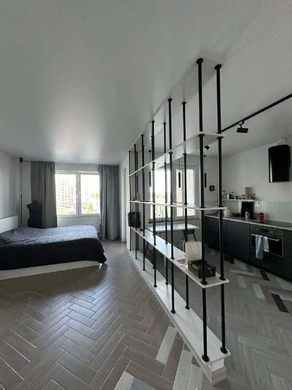 Студия, 39 м² м новомосковская • 15 мин на транспорте • 5 этаж из 12 • пр-кт куприна 40 к1, на карте стиральная машина • интернет • мебель • холодильник • кондиционер • лифт • посудомойка • с животными • с детьми • телевизор • мусоропровод • консьерж собственник. Сдается собственником на длительный срок уютная квартира в тихом районе. Подойдет для одного или пары. Балкон-лоджия, отдельная гардеробная, совмещенный санузел, двуспальная кровать с ортопедическим матрасом, кондиционер, кухня с техникой. Домофон, видеонаблюдение. Магазины в доме, остановка в 2 мин. Аренда 40 000 + ку, залог возвратный. © предоплату до просмотра просят только мошенники! Аукцион! Предложи цену в комментариях с рассказом о себе. Собственник напишет в лс на лучшее предложение. Выложить квартиру бесплатно - фотография - 2