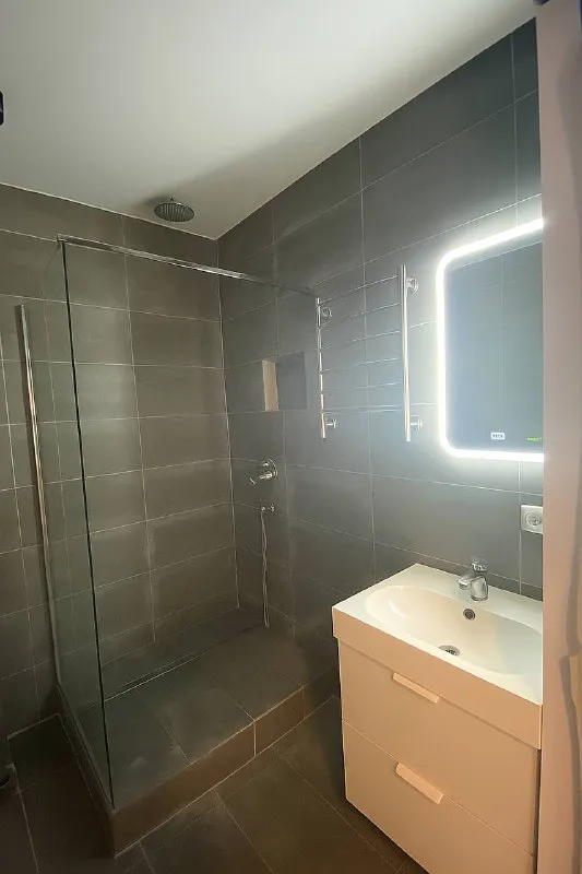 Студия, 39 м² м новомосковская • 15 мин на транспорте • 5 этаж из 12 • пр-кт куприна 40 к1, на карте стиральная машина • интернет • мебель • холодильник • кондиционер • лифт • посудомойка • с животными • с детьми • телевизор • мусоропровод • консьерж собственник. Сдается собственником на длительный срок уютная квартира в тихом районе. Подойдет для одного или пары. Балкон-лоджия, отдельная гардеробная, совмещенный санузел, двуспальная кровать с ортопедическим матрасом, кондиционер, кухня с техникой. Домофон, видеонаблюдение. Магазины в доме, остановка в 2 мин. Аренда 40 000 + ку, залог возвратный. © предоплату до просмотра просят только мошенники! Аукцион! Предложи цену в комментариях с рассказом о себе. Собственник напишет в лс на лучшее предложение. Выложить квартиру бесплатно - фотография - 5