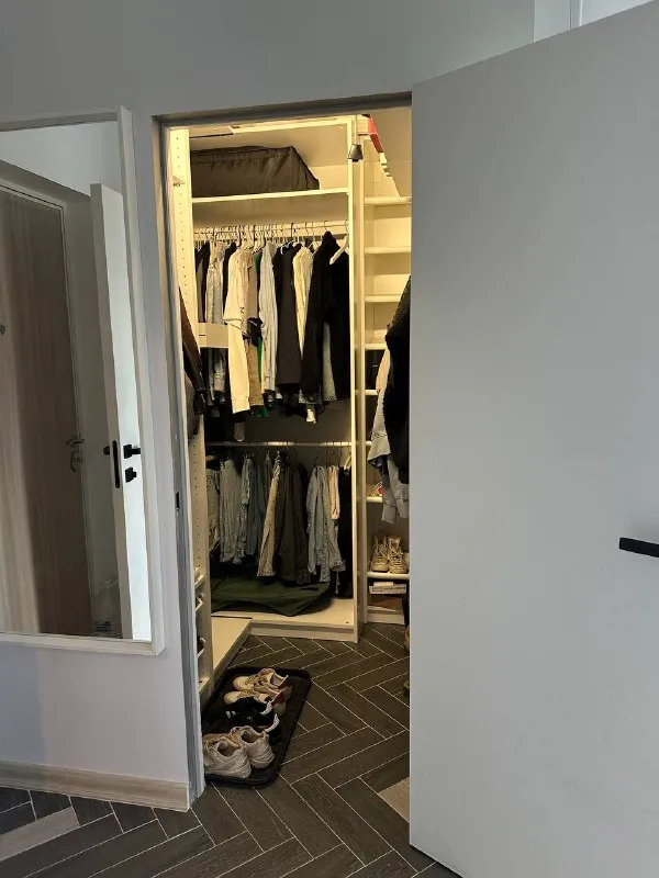 Студия, 39 м² м новомосковская • 15 мин на транспорте • 5 этаж из 12 • пр-кт куприна 40 к1, на карте стиральная машина • интернет • мебель • холодильник • кондиционер • лифт • посудомойка • с животными • с детьми • телевизор • мусоропровод • консьерж собственник. Сдается собственником на длительный срок уютная квартира в тихом районе. Подойдет для одного или пары. Балкон-лоджия, отдельная гардеробная, совмещенный санузел, двуспальная кровать с ортопедическим матрасом, кондиционер, кухня с техникой. Домофон, видеонаблюдение. Магазины в доме, остановка в 2 мин. Аренда 40 000 + ку, залог возвратный. © предоплату до просмотра просят только мошенники! Аукцион! Предложи цену в комментариях с рассказом о себе. Собственник напишет в лс на лучшее предложение. Выложить квартиру бесплатно - фотография - 7