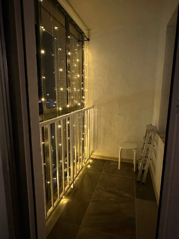 Студия, 39 м² м новомосковская • 15 мин на транспорте • 5 этаж из 12 • пр-кт куприна 40 к1, на карте стиральная машина • интернет • мебель • холодильник • кондиционер • лифт • посудомойка • с животными • с детьми • телевизор • мусоропровод • консьерж собственник. Сдается собственником на длительный срок уютная квартира в тихом районе. Подойдет для одного или пары. Балкон-лоджия, отдельная гардеробная, совмещенный санузел, двуспальная кровать с ортопедическим матрасом, кондиционер, кухня с техникой. Домофон, видеонаблюдение. Магазины в доме, остановка в 2 мин. Аренда 40 000 + ку, залог возвратный. © предоплату до просмотра просят только мошенники! Аукцион! Предложи цену в комментариях с рассказом о себе. Собственник напишет в лс на лучшее предложение. Выложить квартиру бесплатно - фотография - 8