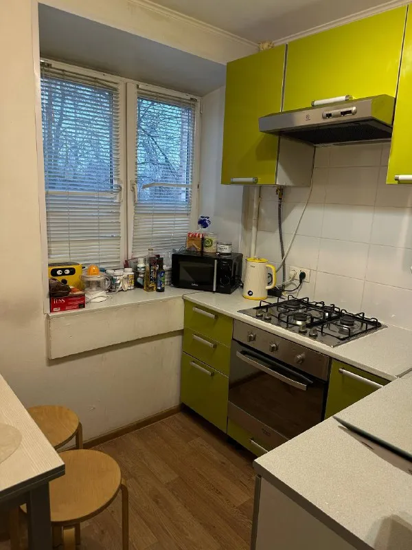 Комната, 20 м² м кунцевская • 7 мин пешком • 2-комнатная квартира • 3 этаж из 9 • ул ращупкина 9, на карте 38 000 ₽/мес, без комиссии большой гайд по аренде холодильник • стиральная машина • интернет • мебель • телевизор • лифт • мусоропровод • посудомойка • кондиционер • с животными • с детьми • консьерж можайский район чистота 4.24 транспорт 4.16 парки и скверы 3.84 субаренда. Ищу соседку ку (1500 2 500 ); залог 33.000 рядом: остановка общественного транспорта, пункты выдачи, продуктовые магазины, аптеки и банк о квартире: чистая, теплая; в ванной нагреватель воды; окна во двор о комнате полностью изолированная; раскладной диван, шкаф, тумбочки; балкон соседка - девушка (19 лет) заезд после 20-х чисел января © предоплату до просмотра просят только мошенники! Sofulik, написать уровень доверия низкий ⚠️ выложить квартиру бесплатно - фотография - 5